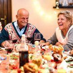Consejos para disfrutar las cenas navideñas si tienes problemas auditivos.