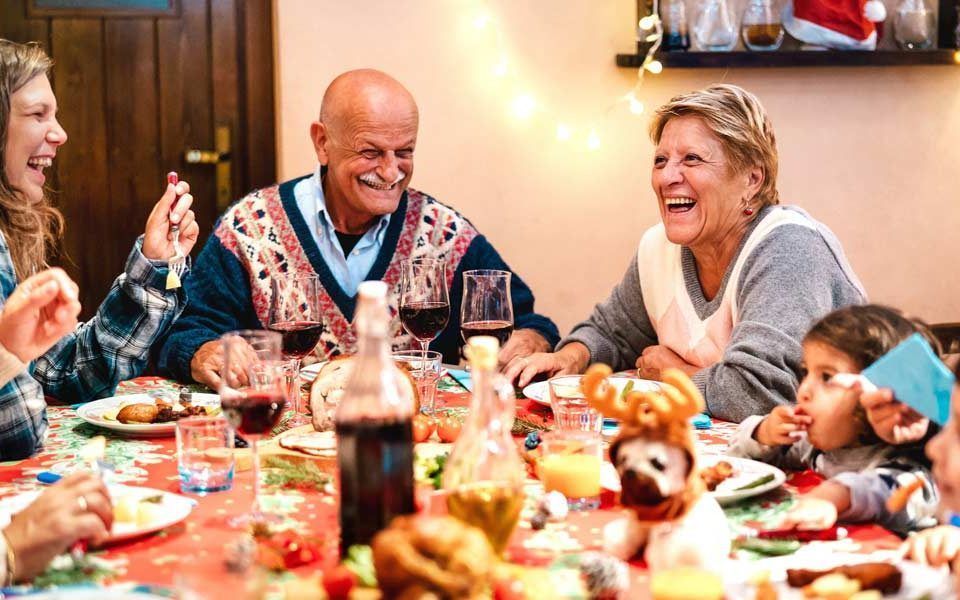 Consejos para disfrutar las cenas navideñas si tienes problemas auditivos.