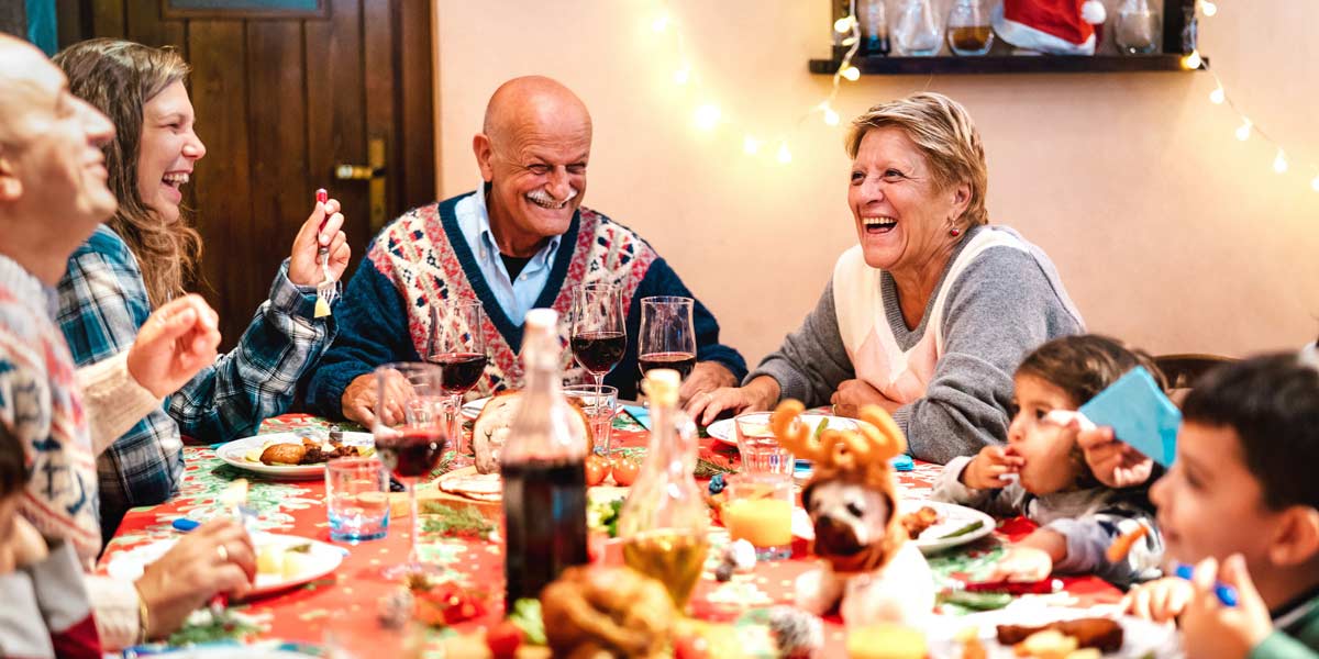 Consejos para disfrutar las cenas navideñas si tienes problemas auditivos.